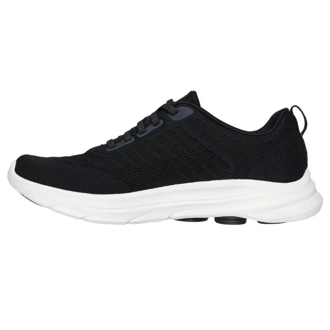 Tênis Skechers Go Walk 8 Day preto e branco mostrando a parte traseira do calçado com detalhes do material e da marca